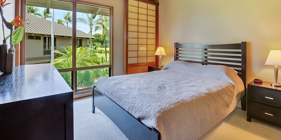 kanaloa-at-kona-940x470-06-2-bedroom-fairway-view-bedroom